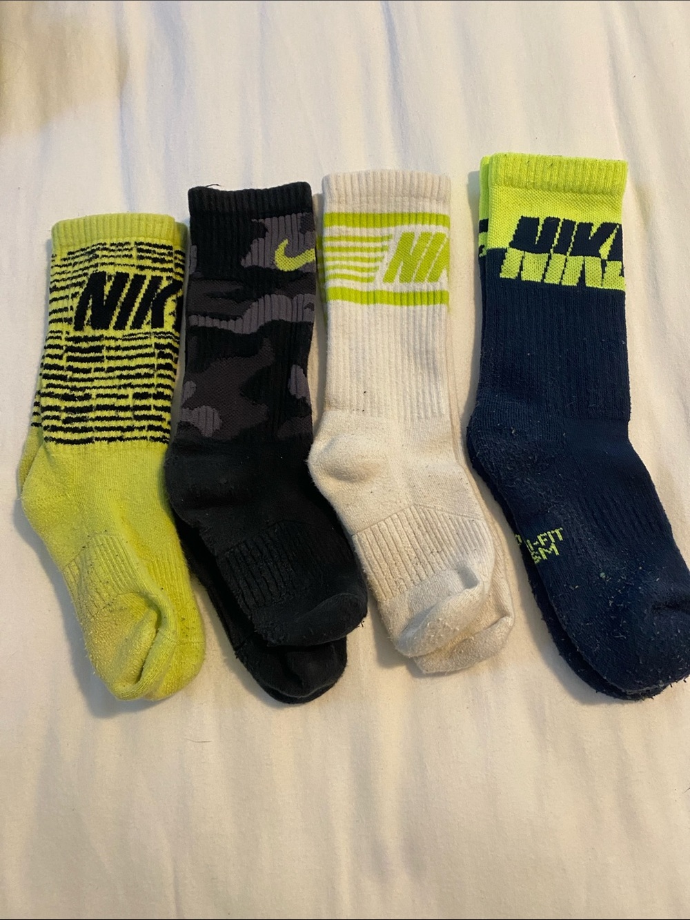Nike kids small/med Athletic Socks in Neon Yellow, Black, White, Navy 4-Pack
